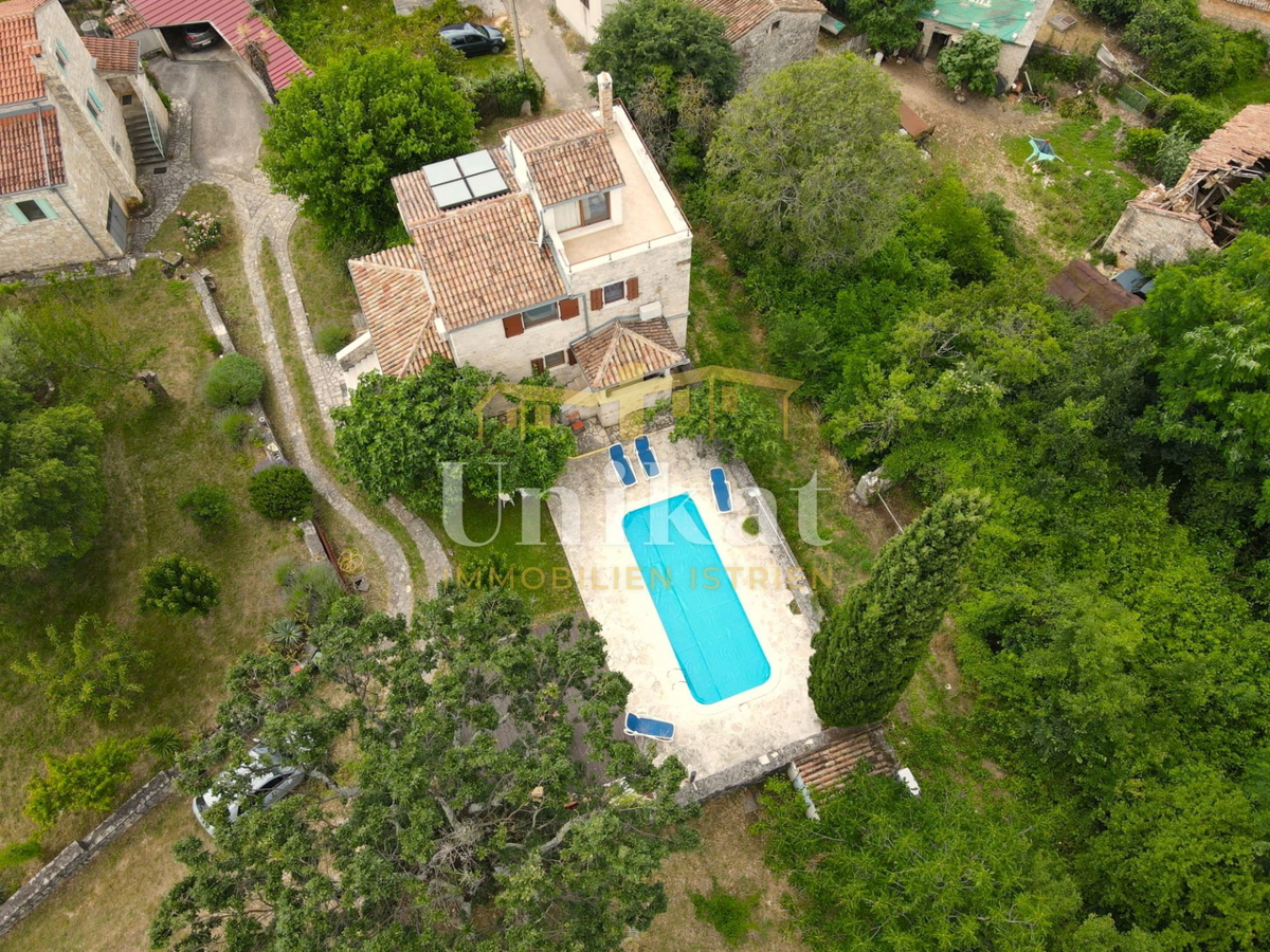 Casa in pietra ristrutturata con piscina